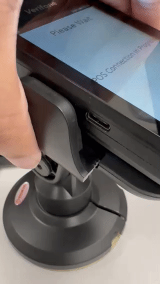 A hand holding a device

Description automatically generated